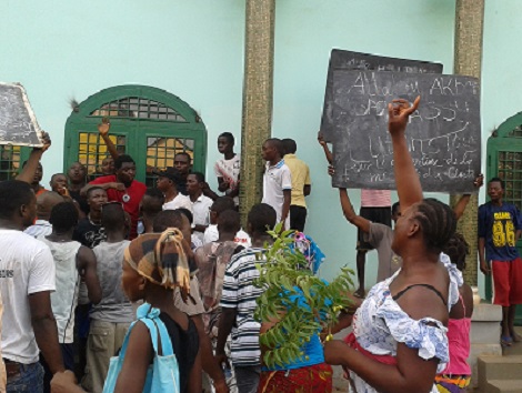 Feature image Des manifestants devant la mosquée Photo-Africaguinee.com
