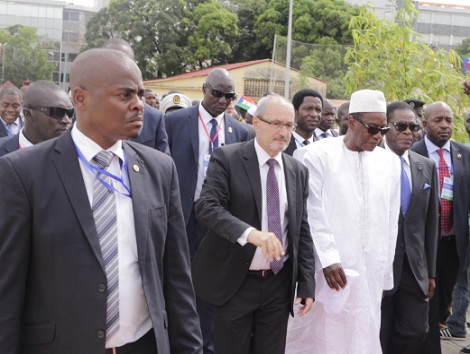 Les Présidents Alpha Condé et Obiang Guéma en compagnie du Directeur de Bolloré en Guinée