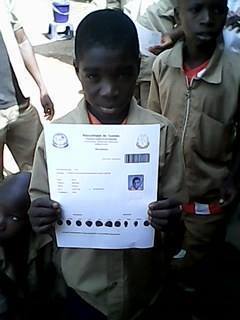 Un enfant exhibe un  document électoral-Photo: UFR