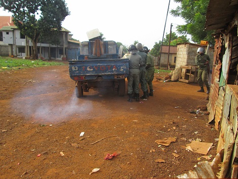 Une équipe de gendarmes devant le domicile privé du Ministre Marc Yombouno