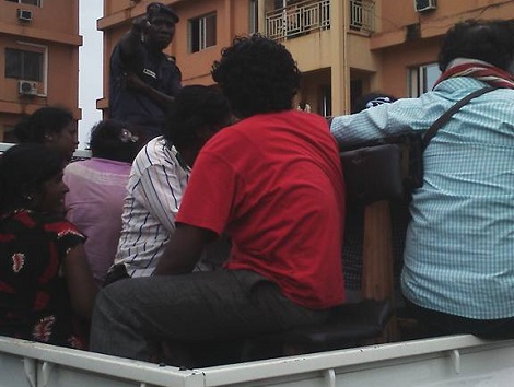 Des ressortissants indiens embarqués à bord du véhicule de la police   Photo-Abdoulaye Ciré Diallo
