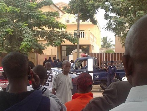 Des manifestants devant le siège de l'ambassade de Guinée à Luanda