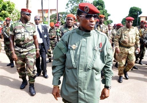 Feature image Plusieurs membres de la junte en 2009 dont le Capitaine Dadis Camara (au premier plan), le Colonel Pivi (à gauche) et le Général Sékouba Konaté (à droite)
