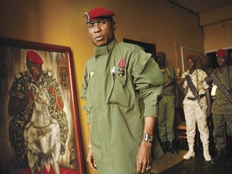 Feature image Moussa Dadis Camara et ses gardes du corps pendant la transition