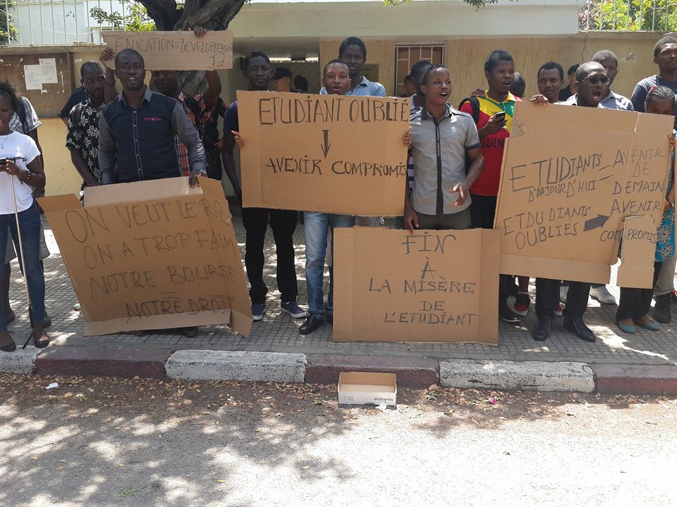 Des étudiants guinéens devant le siège de leur ambassade à Rabat