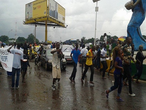 Feature image Des partisans de Dadis Camara à l'aéroport de Conakry