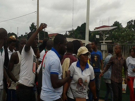 Feature image Des partisans de Dadis Camara à l'aéroport de Conakry