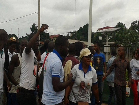 Des partisans de Dadis Camara à l'aéroport de Conakry