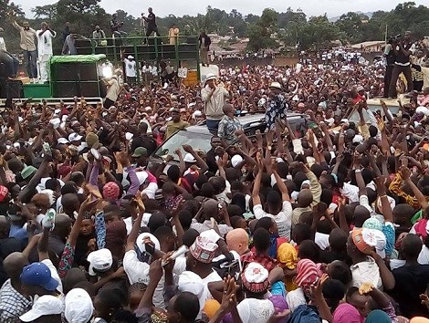 Cellou Dalein Diallo au milieu de la foule à Mamou