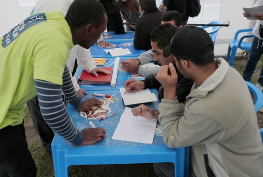 4776650_6_d7a7_des-refugies-dans-le-centre-d-accueil-de_1de91500f15eb69988f9f5d8a3135e08