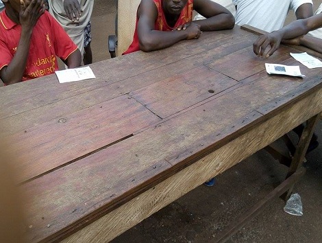 Des citoyens attendant l'arrivée des kits et des agents de la CENI   Photo-Africaguinee.com