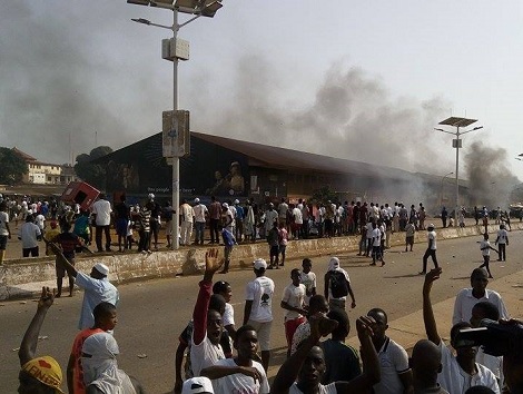 Feature image De jeunes militants du côté de la casse de Madina Photo-Africaguinee.com