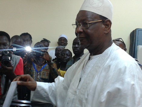 Feature image Lansana Kouyaté introduisant son bulletin dans l'urne Photo-Africaguinee.com