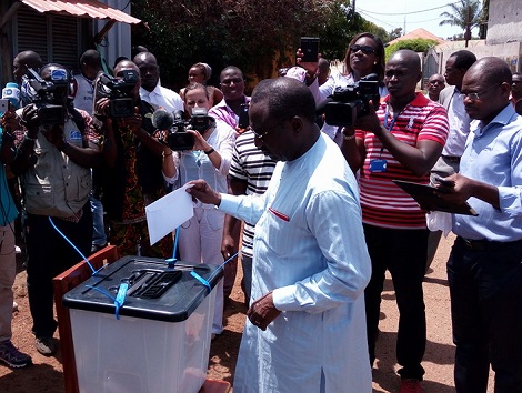 Feature image Sidya Touré lors du vote à la Minière Photo-Africaguinee.com