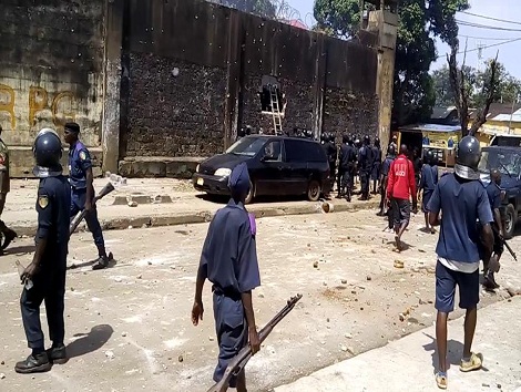 Des gardes pénitentiaires réprimant la mutinerie Photo (B) Africaguinee.com