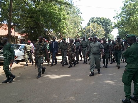 Le Chef d'état major des armées entouré du Général Ibrahima Baldé et de plusieurs autres officiers   Photo-Africaguinee.com
