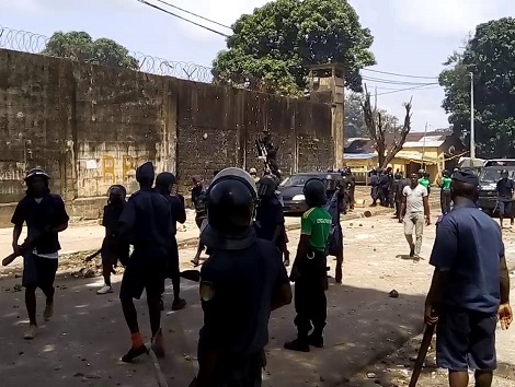 Des policiers devant la cour de la maison centrale de Conakry   Photo-Africaguinee.com