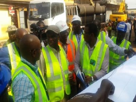 Feature image Le Directeur Général de la SEG entouré de cadres et techniciens de son service