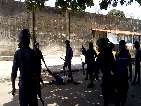 Des gardes pénitentiaires réprimant la mutinerie Photo (B) Africaguinee.com