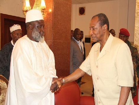 Le président guinéen Alpha Condé (D) et le Grand Imam de Conakry (G), image d'archive