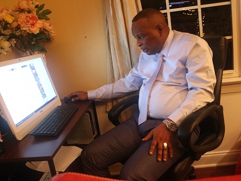 Le Général Sékouba Konaté dans son salon, à Raleign   Photo-Africaguinee.com