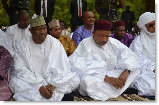Hama Amadou et Mahamadou Issoufou lors d'une prière à Niamey