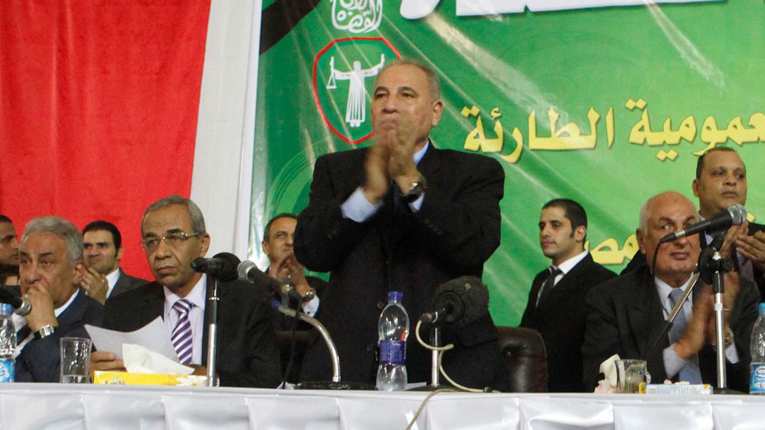 ahmed-al-zind-alors-a-la-tete-du-club-des-juges-lors-d-un-meeting-au-caire-le-24-novembre-2012-ce-dimanche-il-a-ete-demis-de-ses-fonctions-apres-des-propos-polemiques-sur-le-prophete_5563685