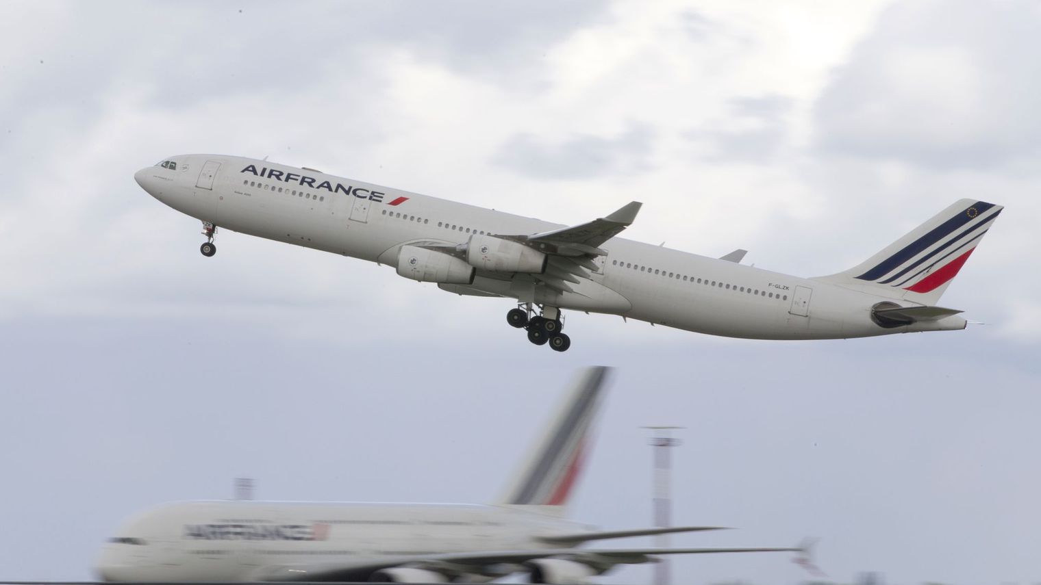 un-airbus-340-d-air-france-decolle-depuis-l-aeroport-roissy-charles-de-gaulle-le-18-aout-2014_5458152