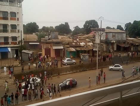 Des jeunes massés sur la route Le Prince à Koloma