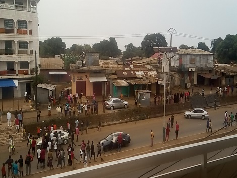 Feature image Des jeunes massés sur la route Le Prince à Koloma