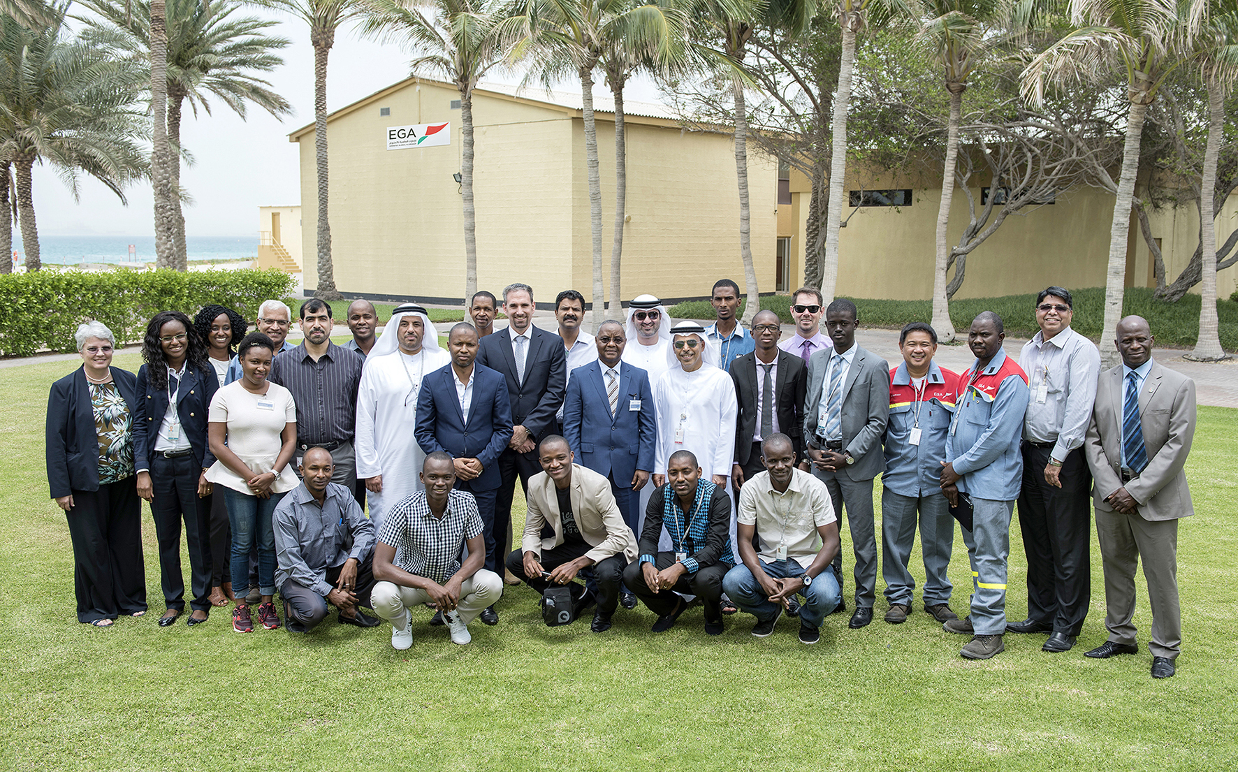 Les 14 jeunes guinéens en stage dans les installations d’ « EGA » à Jebel Ali avec l’Ambassadeur de Guinée aux EAU, S.E. Dr Alhassasne Souare, accompagné de son Premier Conseil Politique, M. Mohamed Kourouma, le Président du Conseil de Direction et Président du Conseil d’Administration d’ « EGA », M. Abdulla Kalban, le Président du Conseil d’Administration de « GAC », M. William Morrell et le  Vice-président Exécutif en charge du Capital Humain d’ « EGA », M. Ahmad Al Shamsi, étaient de la partie, ainsi que