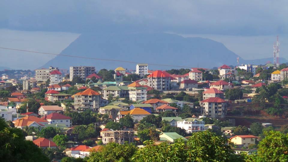 Vue panoramique des quartiers situés au nord de Conakry