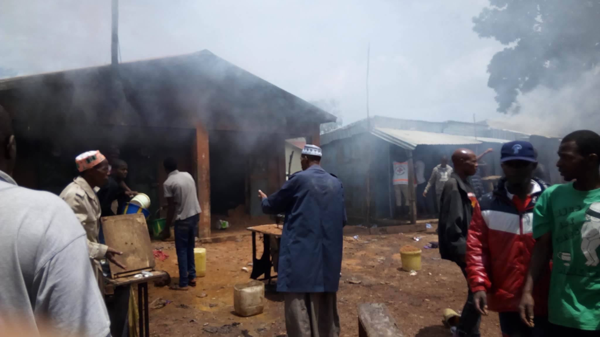 Des citoyens de Mali devant quelques boutiques incendiées  Photo-Africaguinee.com