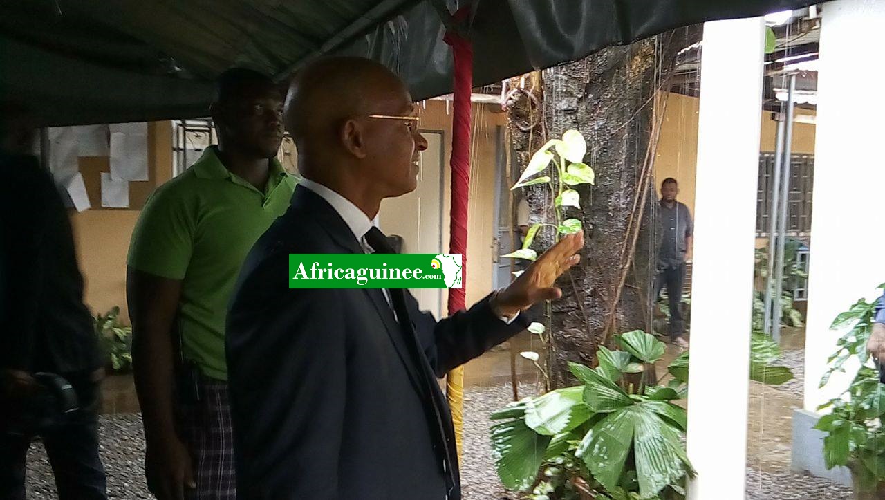 Feature image Cellou Dalein Diallo, s'adressant à des Journaliste à la maison de la presse