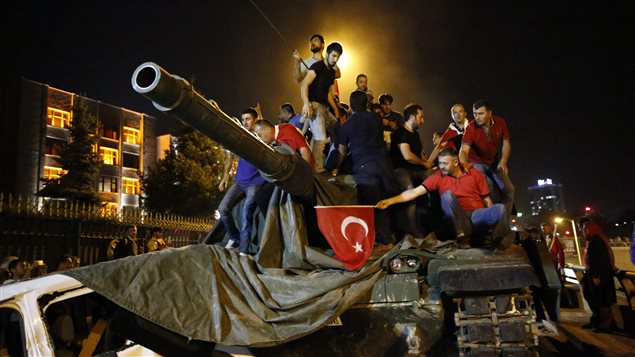 160715_er4vz_char-assaut-turquie_sn635