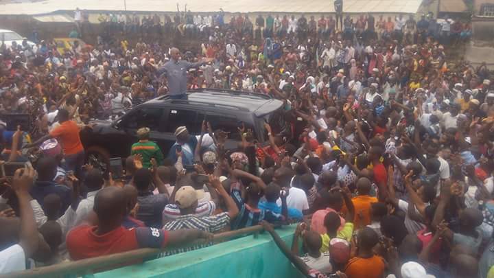 Feature image Cellou Dalein Diallo entouré de ses militants à Matoto