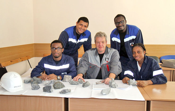 Feature image Les quatre étudiants guinéens avec le Géologue en Chef