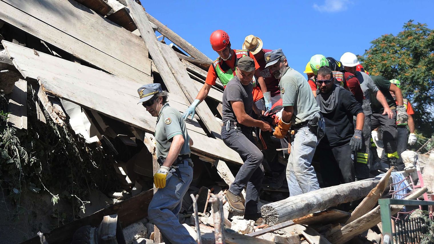 des-secouristes-emportent-les-corps-des-victimes-du-seisme-a-pescara-del-tronto-le-24-aout-2016_5657551