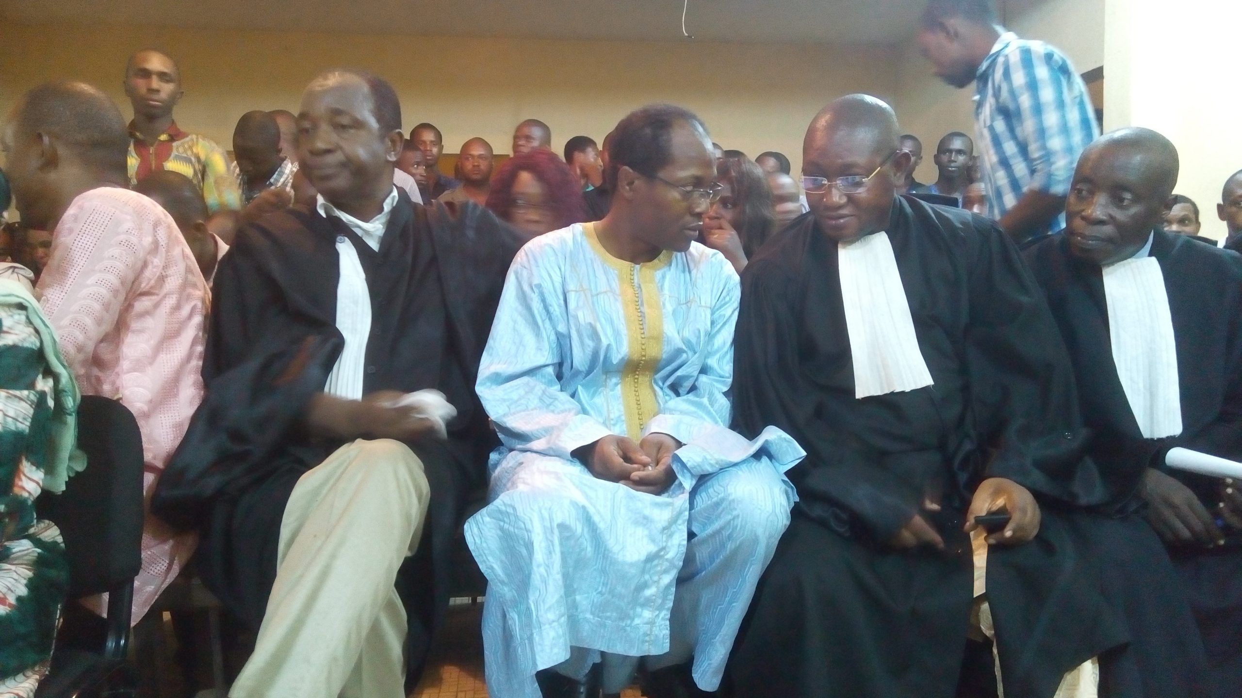 Ousmane Gaoual Diallo, au milieu de ses avocats au TPI de Dixinn, Photo Boubacar Diallo Africaguinee.com
