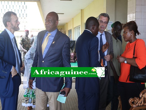Feature image Des acteurs politiques guinéens réunis au Palais du peuple de Conakry