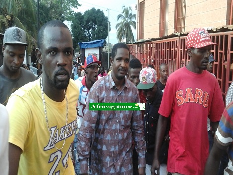 Feature image Mouctar Diallo avec des groupes de jeunes à Conakry
