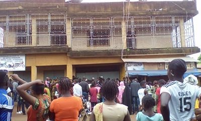 Feature image La foule devant le domicile de la victime