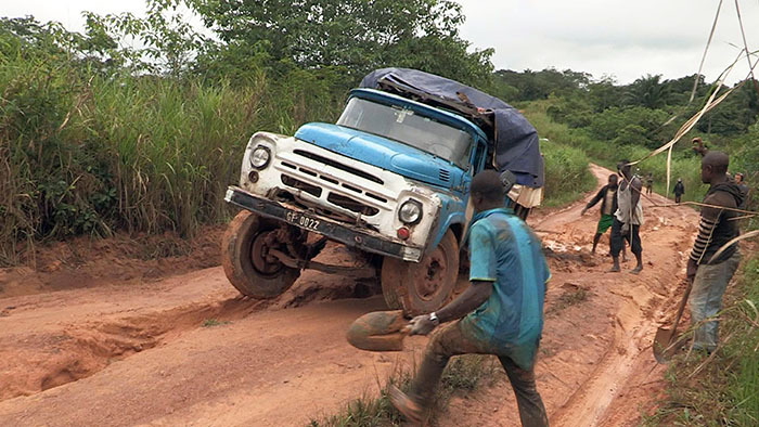 Une route guinéenne dans la région forestière-Photo d'archives
