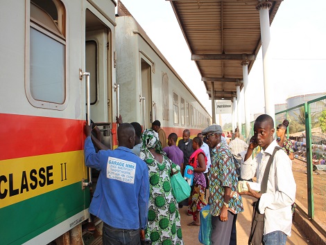 Feature image Des passagers devant le train Conakry-Express