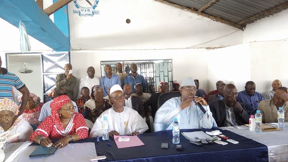 Sidya Touré entouré de cadres de son parti à leur siège à Conakry