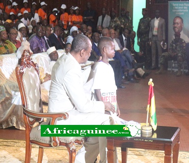 Feature image Le Président Alpha Condé et le petit garçon