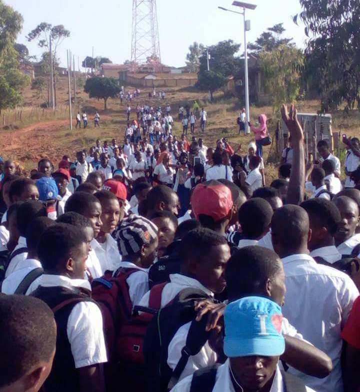 Feature image Des élèves du lycée de Mali dans la rue. Crédit photo- Bhoye Donghol