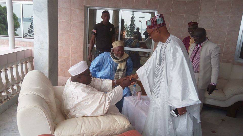 Feature image Cellou Dalein Diallo saluant El hadj Sekouna Soumah à Dubréka
