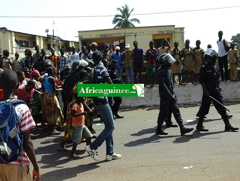 Des policiers et des femmes manifestantes à Conakry
