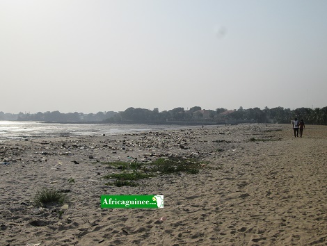 La plage de Benarès, dans la banlieue nord de Conakry